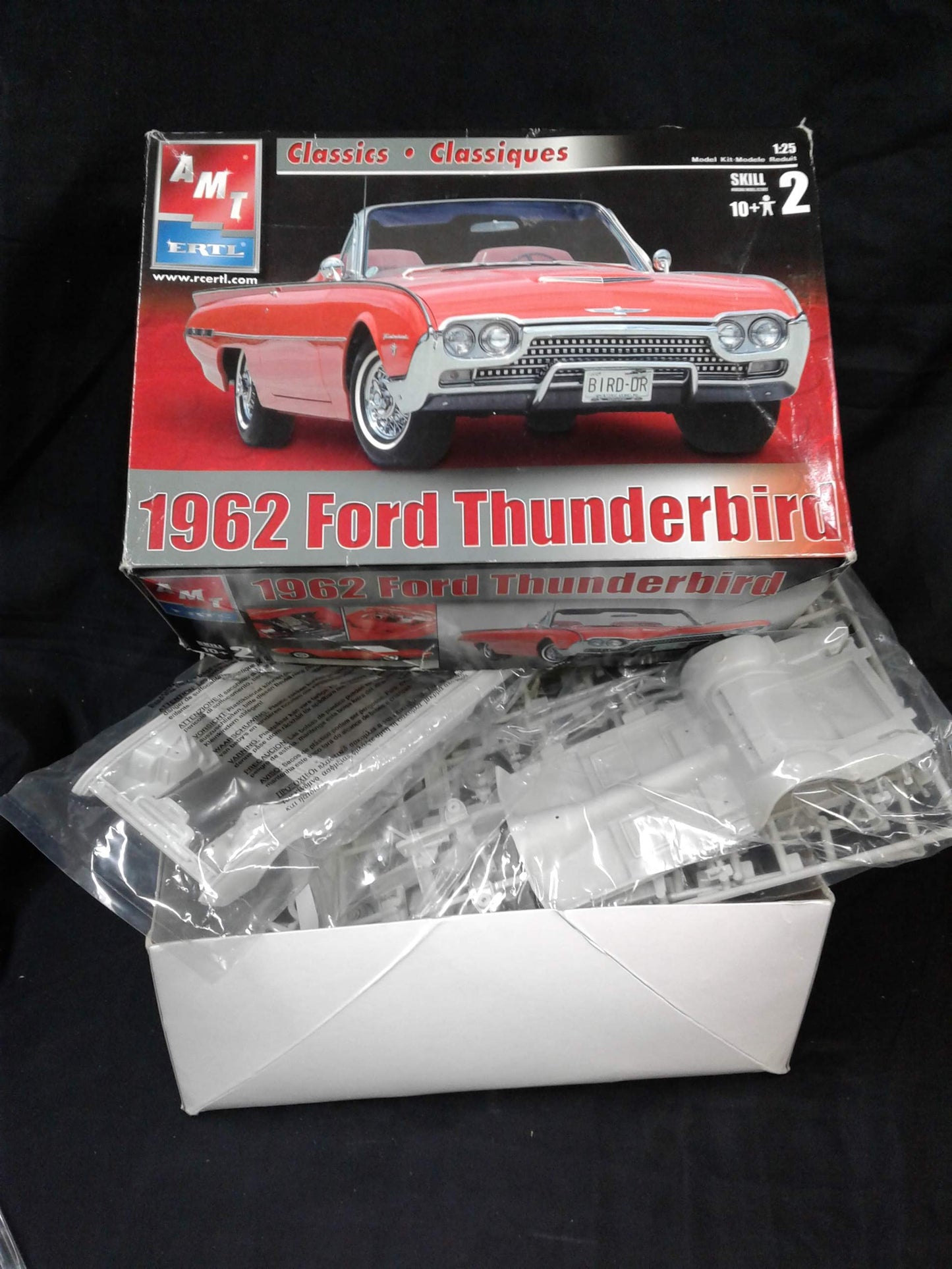 Auto à coller AMT 1962 Ford Thunderbird